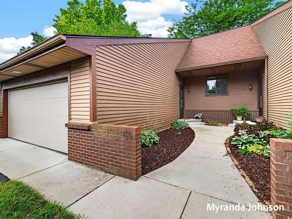 1st image of 743 Bradford Pl NE