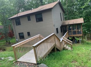 2117 Glasgow Dr, Bushkill, PA 18324