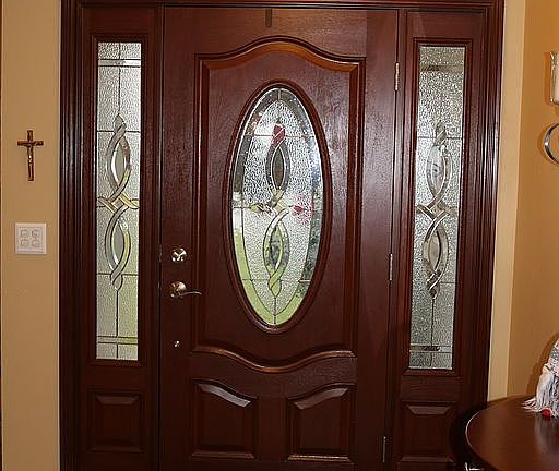 Entry door w/ beveled glass.