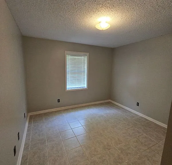 270 Rowell Rd W — Photo 10