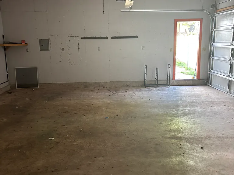 122 S Dixon Ave — Photo 4