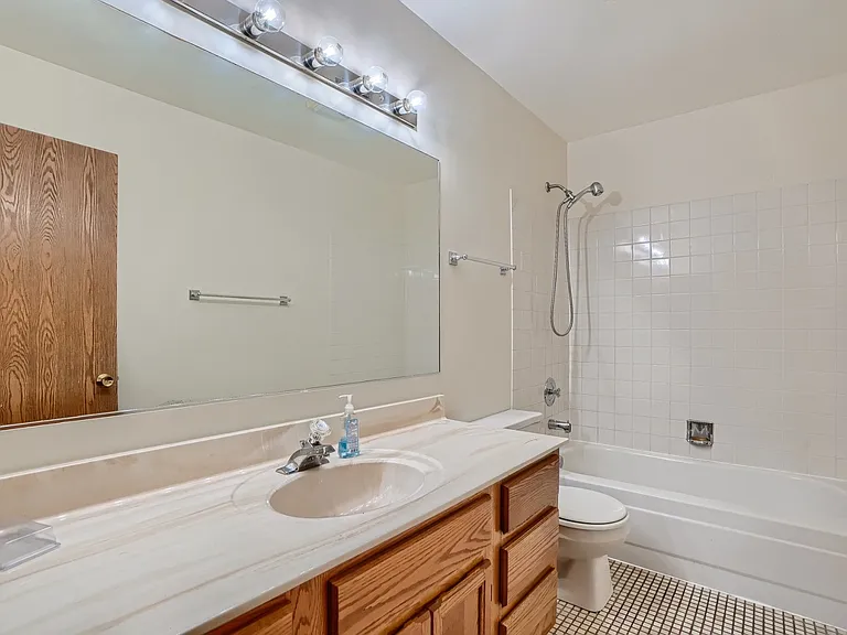 2065 Evergreen Ln — Photo 5