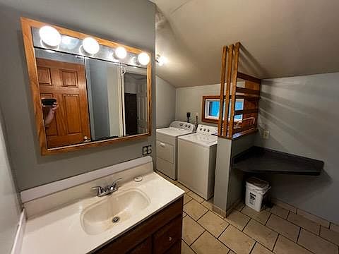 4th image of 576 W King St
