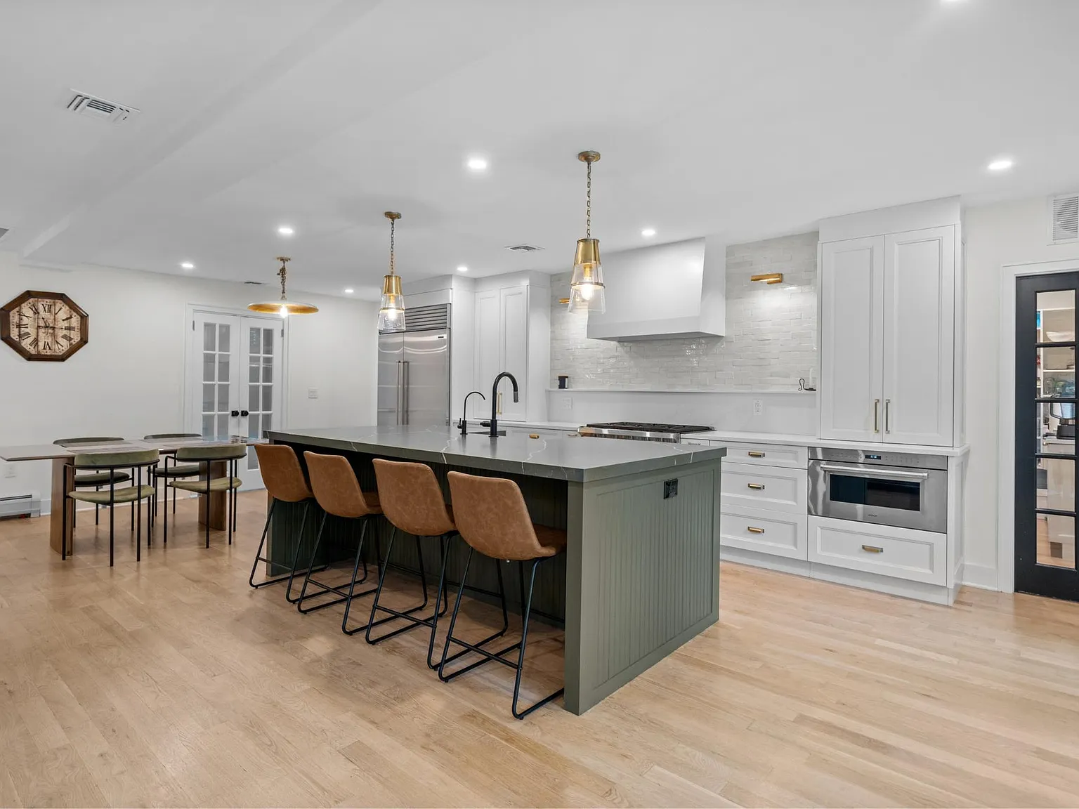 5 bed, 3000 sqft, $9,000 — Photo 4