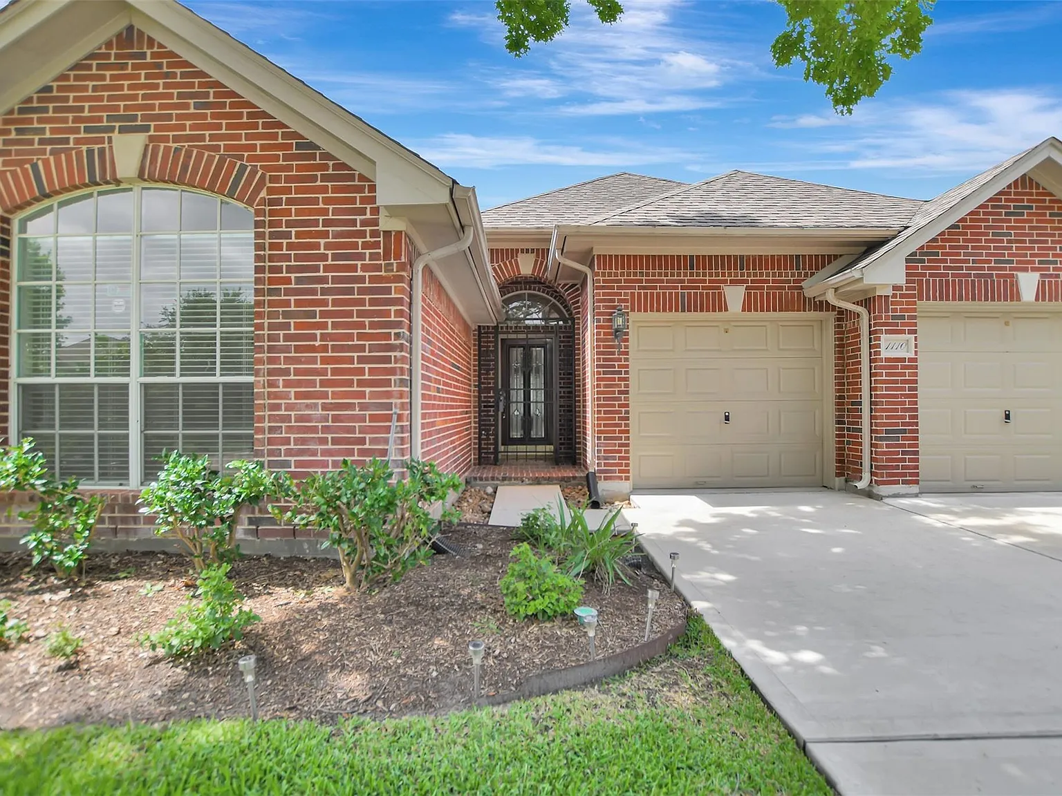 3 bed, 2.5 bath, 2358 sqft, $3,400 — Photo 2