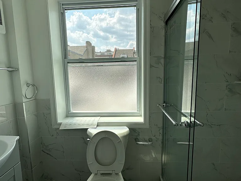 124 Lombard St #3R — Photo 6