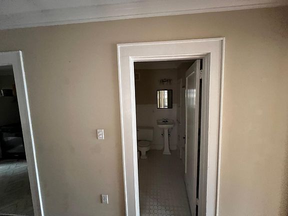2nd image of 605 Gladstone Blvd