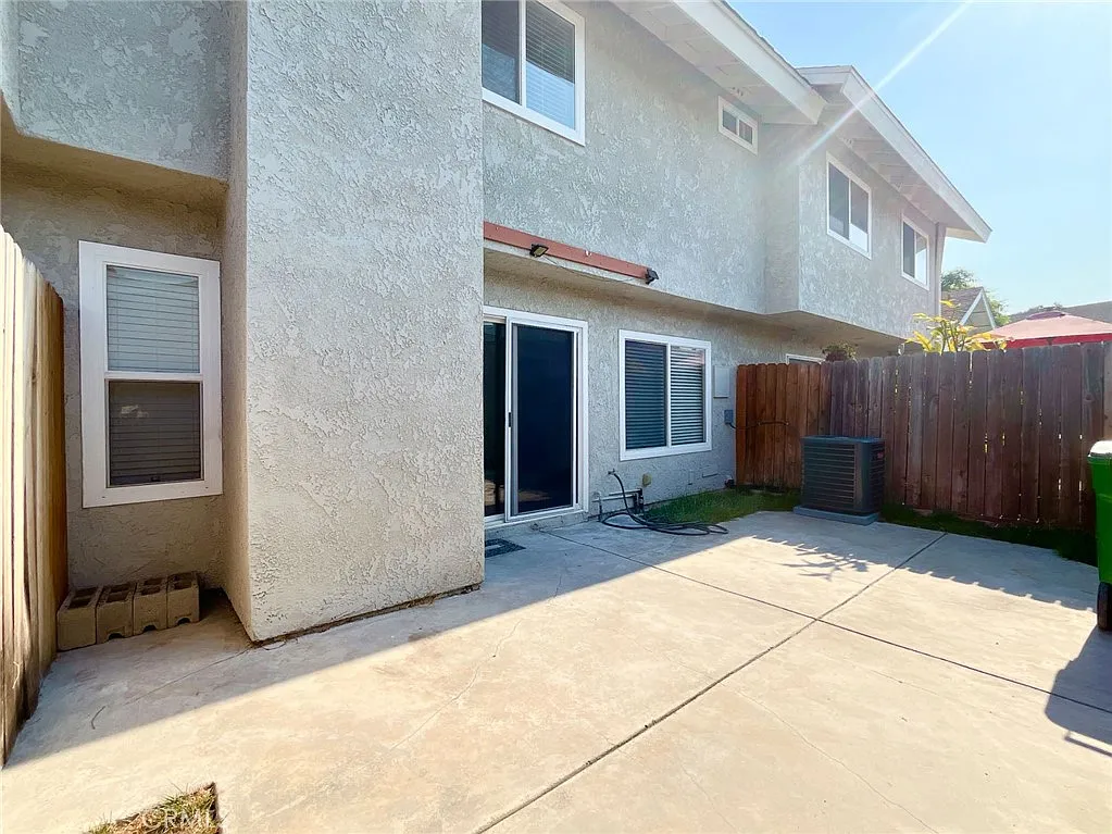 2 bed, 2.5 bath, 1068 sqft, $3,700 — Photo 3
