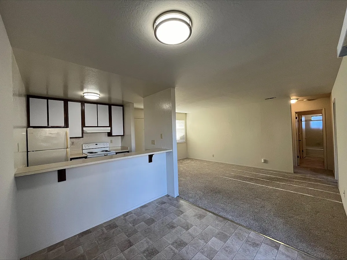 Dining room facing the kitchen and living room. - 775 Spencer St #3
