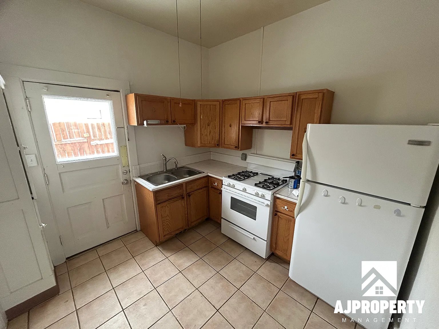 3 bed, $1,200 — Photo 2