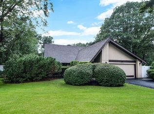 36 Glenmere Ln, Coram, NY 11727