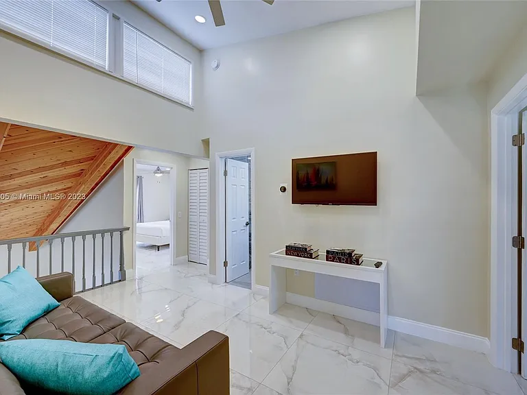1109 Hollywood Blvd — Photo 42