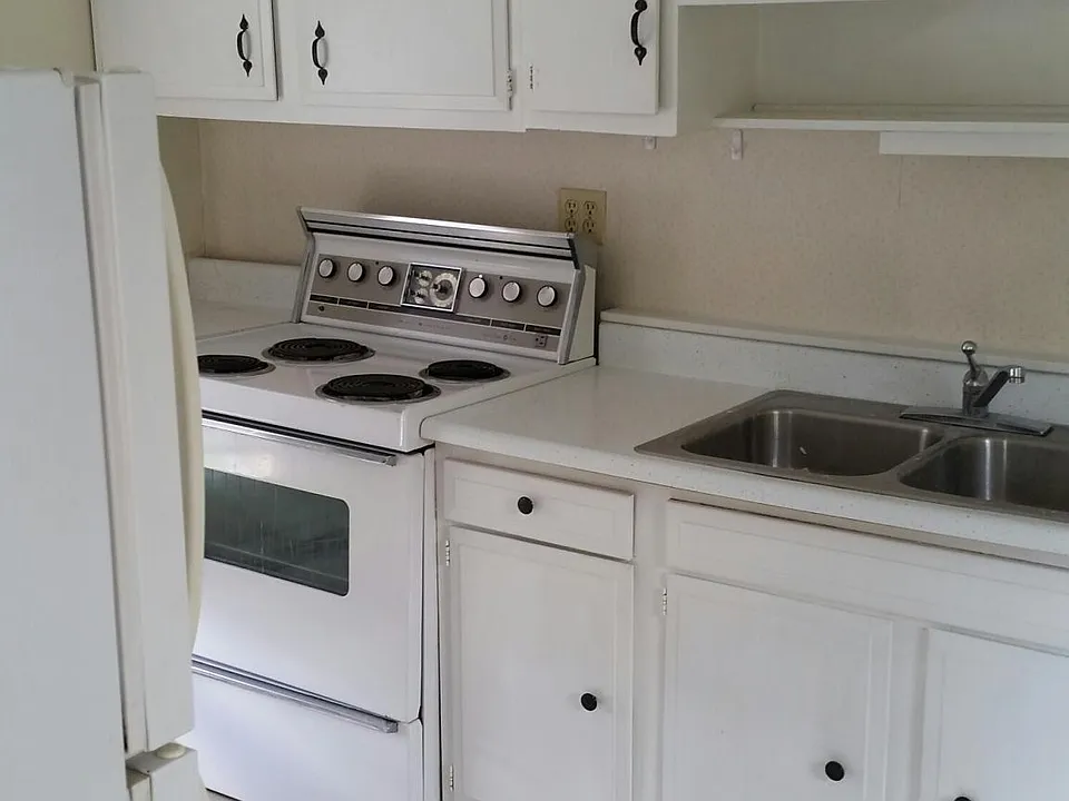 Kitchen (Electric Stove)