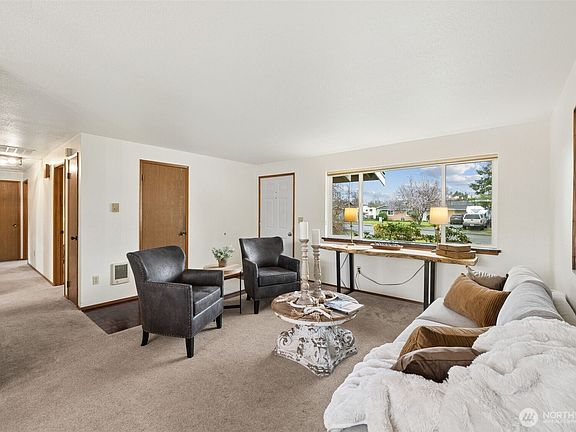 3rd image of 425 Rosewood Drive