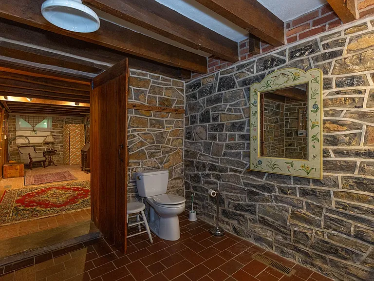 568 Smithfield Ln — Photo 17