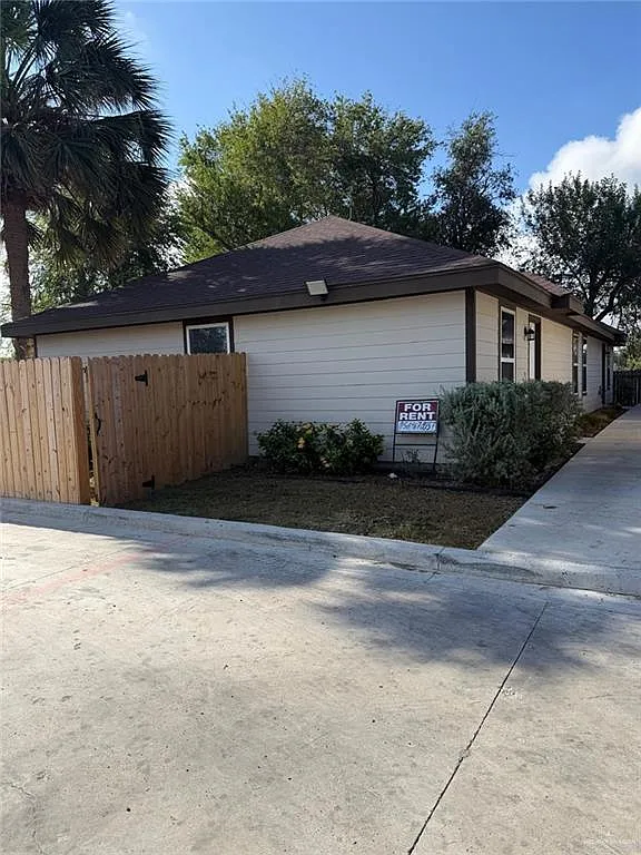 906 E Tom Landry St — Photo 2