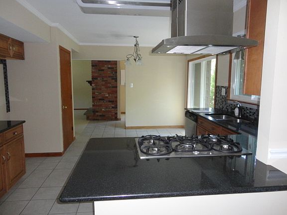3rd image of 748 Sycamore Ln
