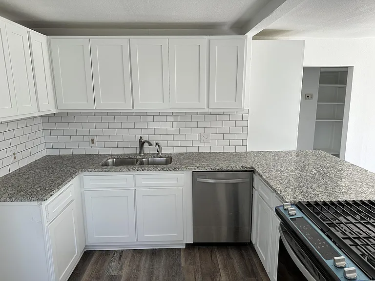 516 E George St — Photo 11
