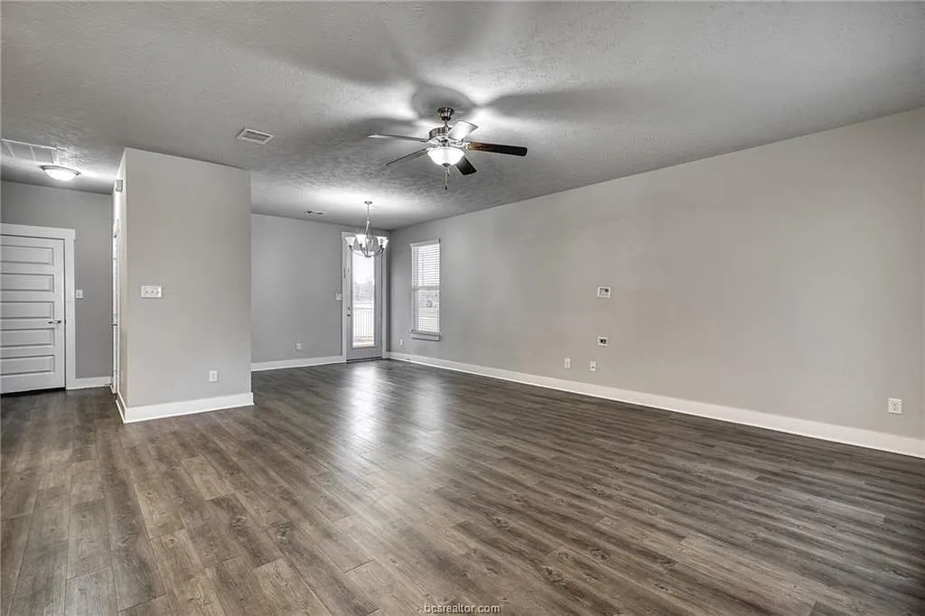 3 bed, 2.5 bath, 1568 sqft, $2,200 — Photo 3