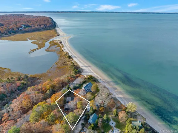 14 E Landing Road, Hampton Bays, NY 11946