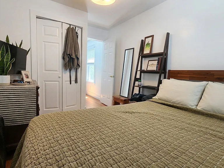 18 Russell St #1 — Photo 6