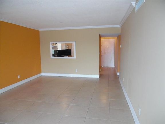 5th image of 1140 NE 191st St #22