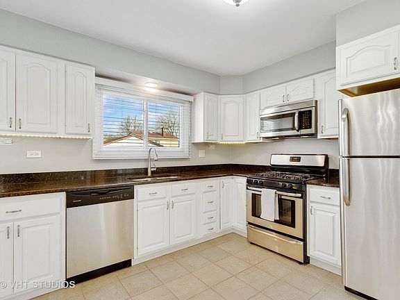 5th image of 385 N Clarendon Ave