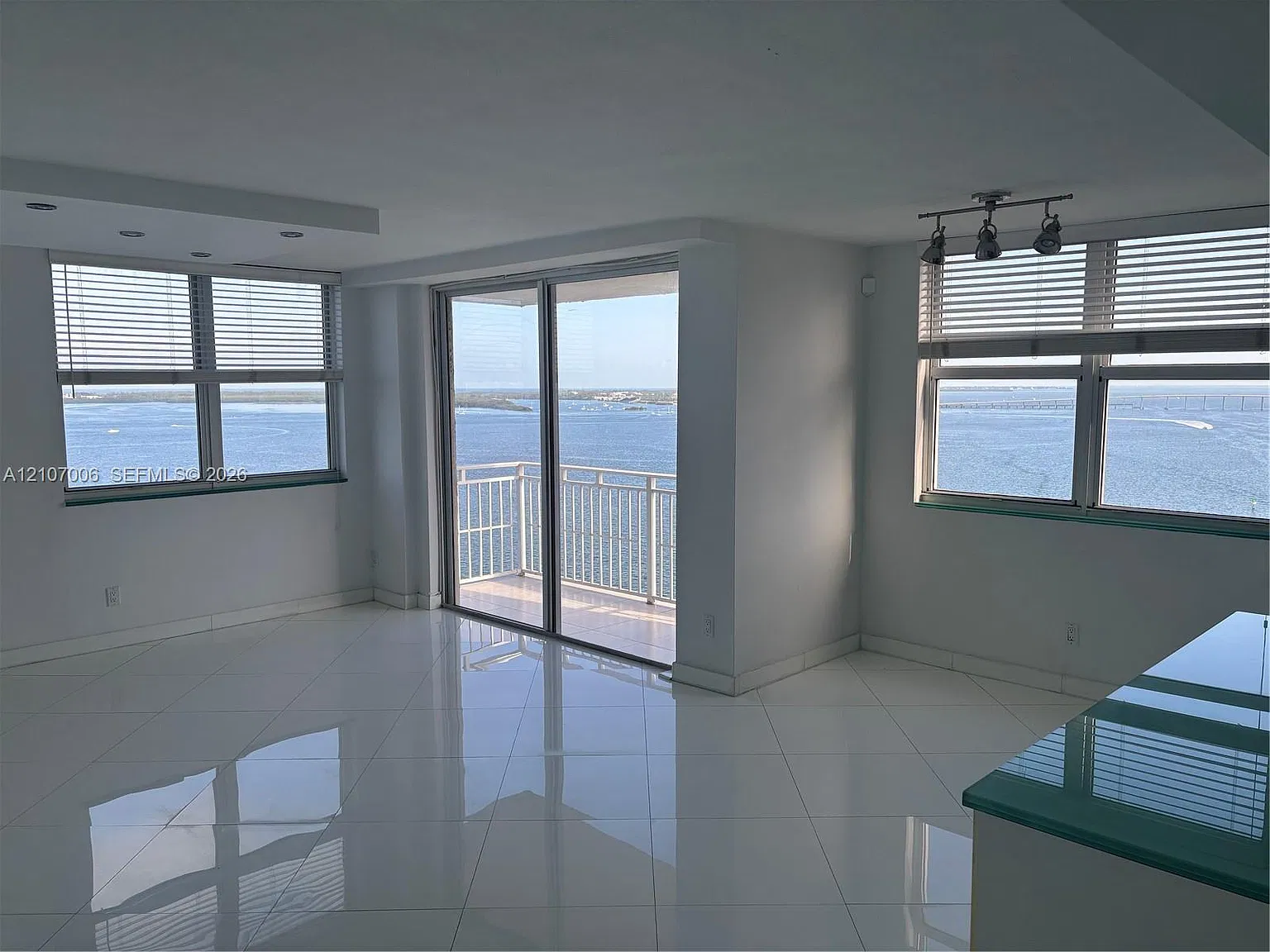 Isola Condo — Photo 4