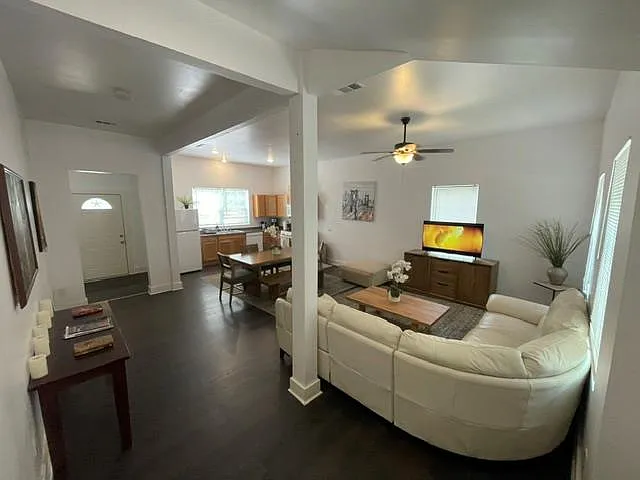 3 bed, 2.0 bath, 1612 sqft, $3,700 — Photo 2
