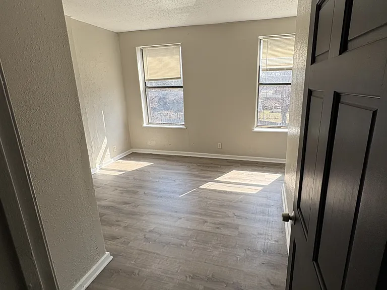 2548 Bremen Ave — Photo 2