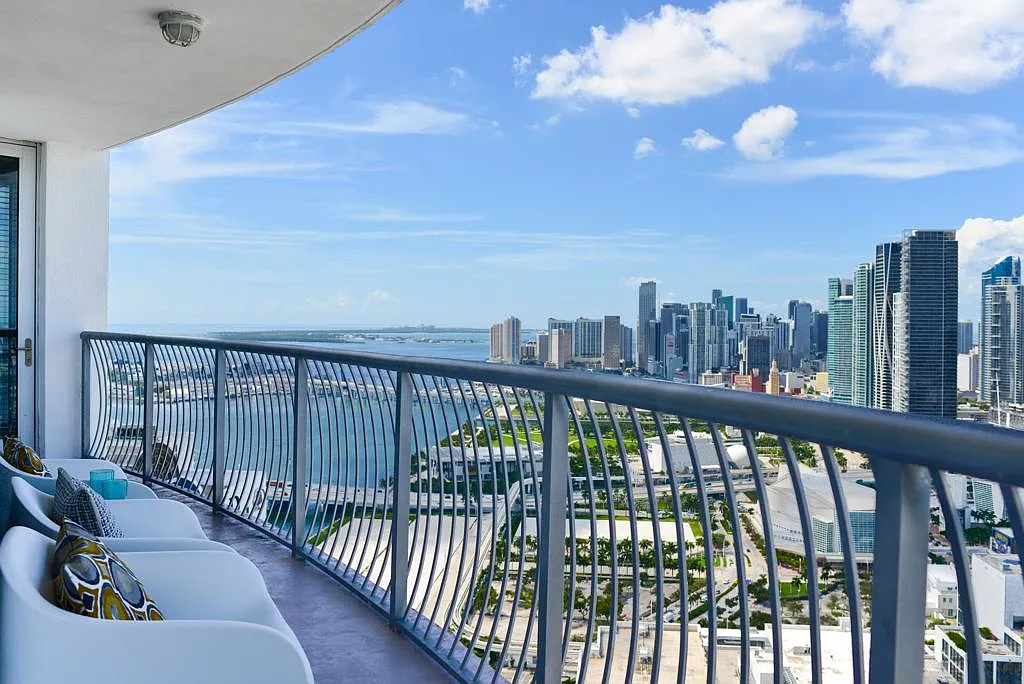 1750 N Bayshore Dr — Photo 1
