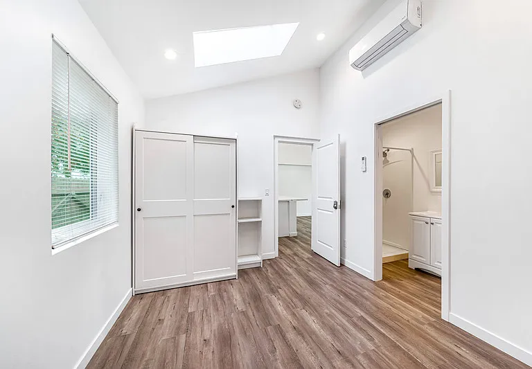 422 N Batavia St — Photo 14
