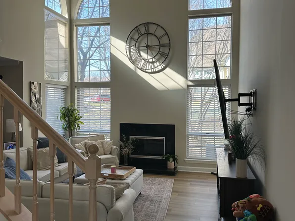 606 Plum Ct, Crystal Lake, IL 60014