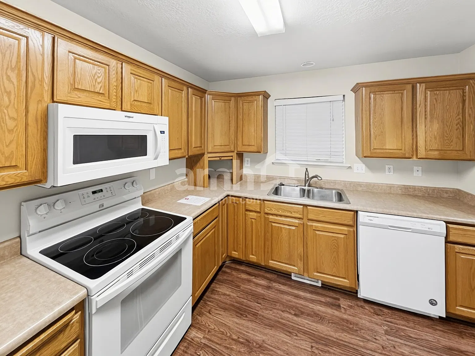 6 bed, 3.0 bath, 2700 sqft, $2,785 — Photo 3