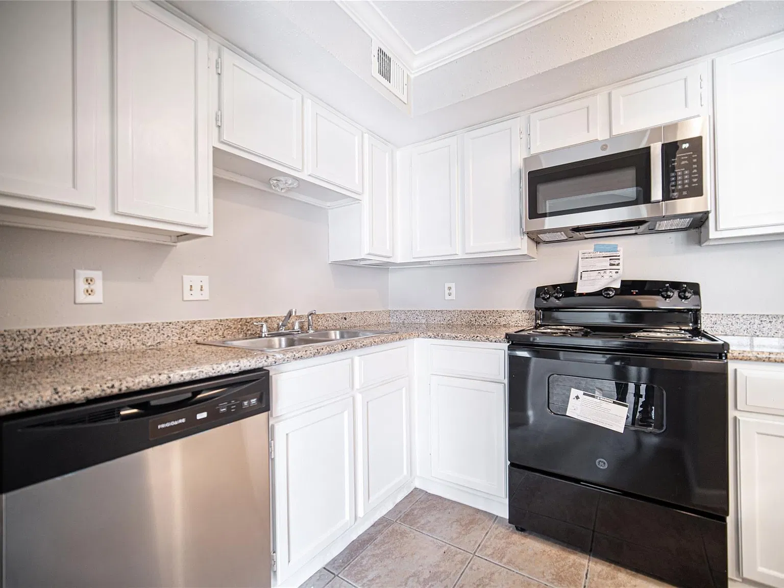 2 bed, 2.5 bath, 1412 sqft, $1,700 — Photo 4
