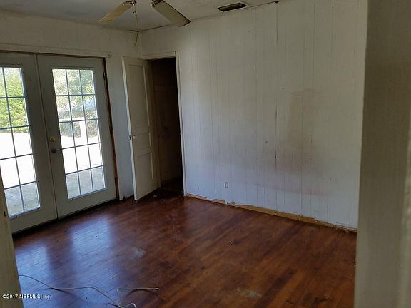 3rd image of 2416 Crill Ave