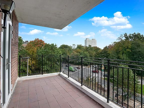 4th image of 5355 Henry Hudson Pkwy W APT 4J