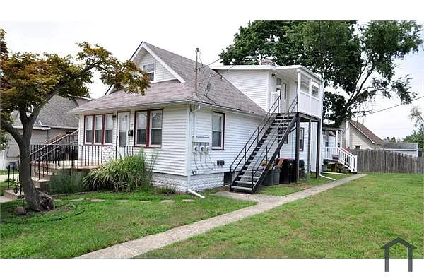 Building Photo - 29 8th Ave #C