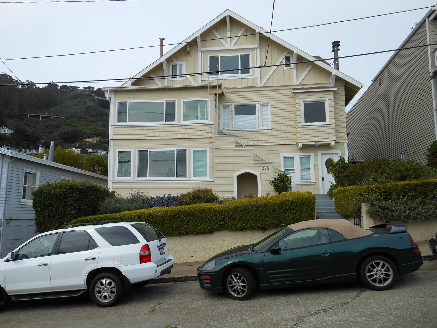 209 3rd St #1 photo 1