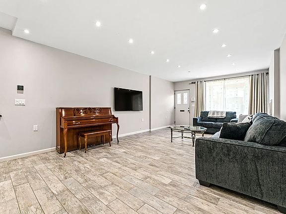 5th image of 2049 Haring St