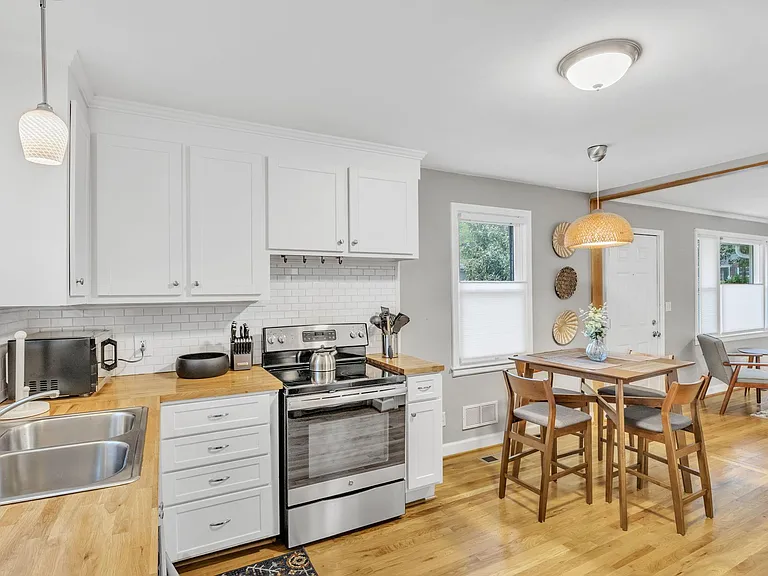 10 Eastwood Ct — Photo 4