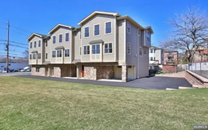 3 bed, 2.5 bath, $3,900 — Photo 2