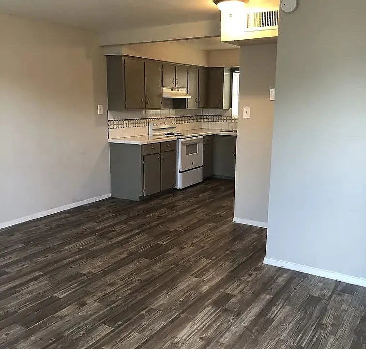 112 Green Point Dr #2