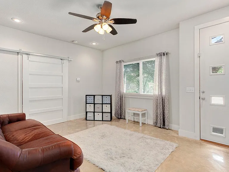 1413 N Oakland Ave #103 — Photo 2