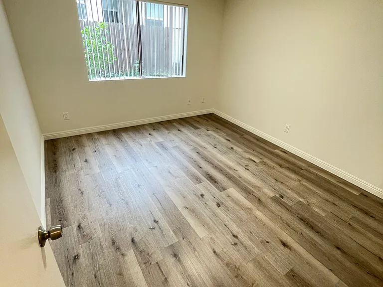 1049 Winchester Ave — Photo 7