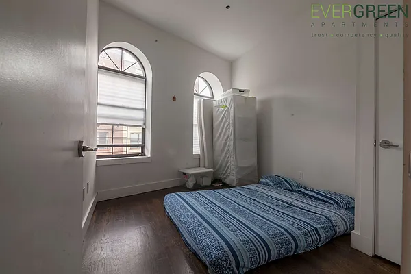 Rented by Evergreen Apartments BK | media 5