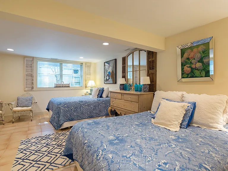 Bay Ln — Photo 15