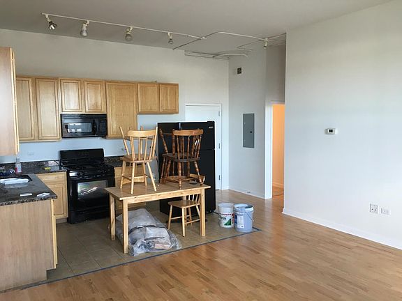 2nd image of 4015 N Milwaukee Ave Unit 513
