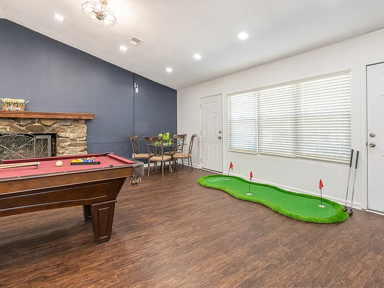 Country Club Apartments — Photo 32