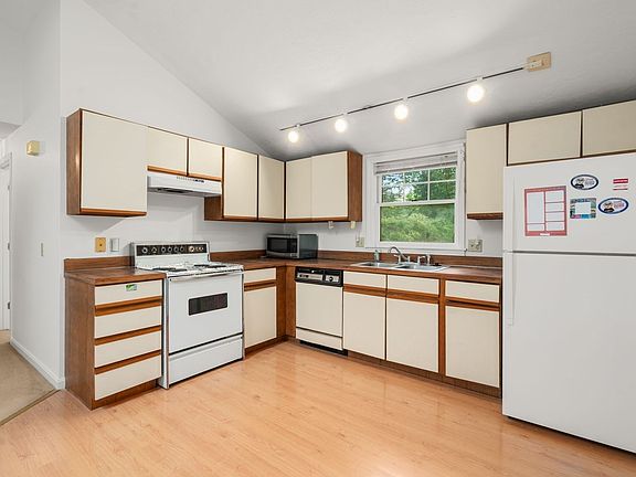 5th image of 12 Winifred Ave